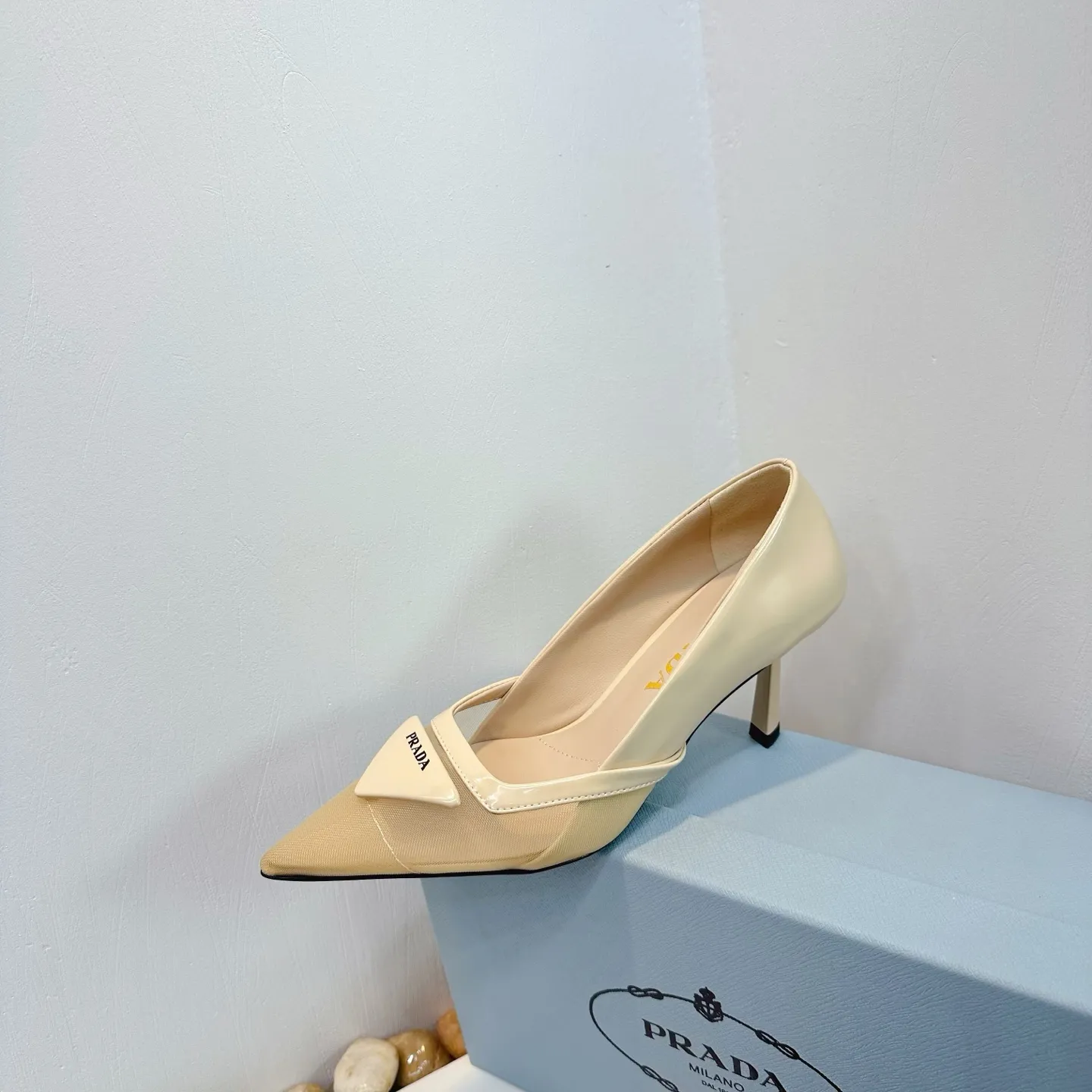 👟👟Ex-factory price 560👟👟 2025 SSS launches Prada’s latest long boots, sandals, thin heels, empty backs, thick heels series ————————🆚🆚🆚 💥PRADA's early spring T-stage catwalk show is the same style as "Dreams Never Sleep". Prada can use it on important occasions. The fresh style has a bit of nobility and is perfect on the feet. 💃💃 Wear this shoe with it. It is elegant and crystal clear, regardless of various accessories. The materials are all exclusively customized one-to-one and must be zero-distance from the original. The entire series is full of exciting and unexpected combinations of elements. The expression of different materials and textures of fabrics has a strong artistic flavor, allowing you to appreciate the ever-changing style of Prada girls. 1⃣ Upper: Made of open-edge bead➕mesh 2⃣ Lining: imported sheepskin 3⃣ Outsole: Italian original genuine leather outsole Heel height 7.5 4⃣🔺Original labeling feet, stock code number 35M-39M (40 41 42 customized, non-returnable and non-exchangeable).